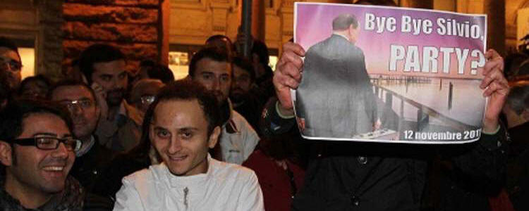 Dimissioni Berlusconi: folla in strada per l'addio 6 - � TmNews - InfoPhoto